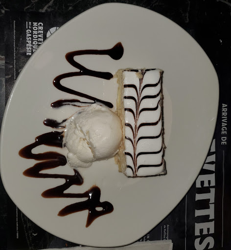 Photo of Restaurant et bar St-Hubert - 201-B Av. Authier, Amos, QC J9T 1W1
