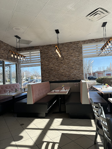 Photo of Table 46 - 16 Bd Sir-Wilfrid-Laurier, Beloeil, QC J3G 4E8