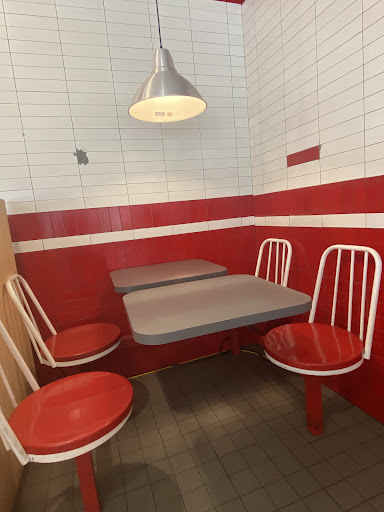 Photo of La Ligne Rouge - 414 Rue Jean-Talon E, Montréal, QC H2R 1T5