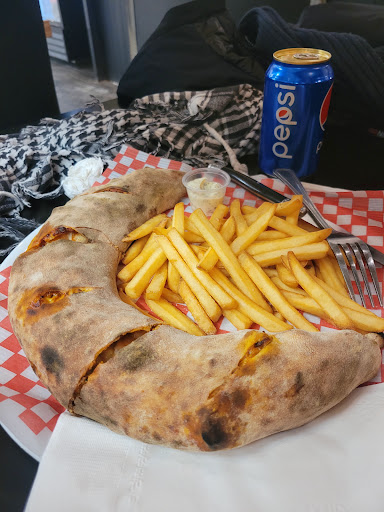 Photo of Pizza Miam's - Entrée indépendante ouest, 2500 Chem. des Quatre-Bourgeois, Québec, QC G1V 4P9