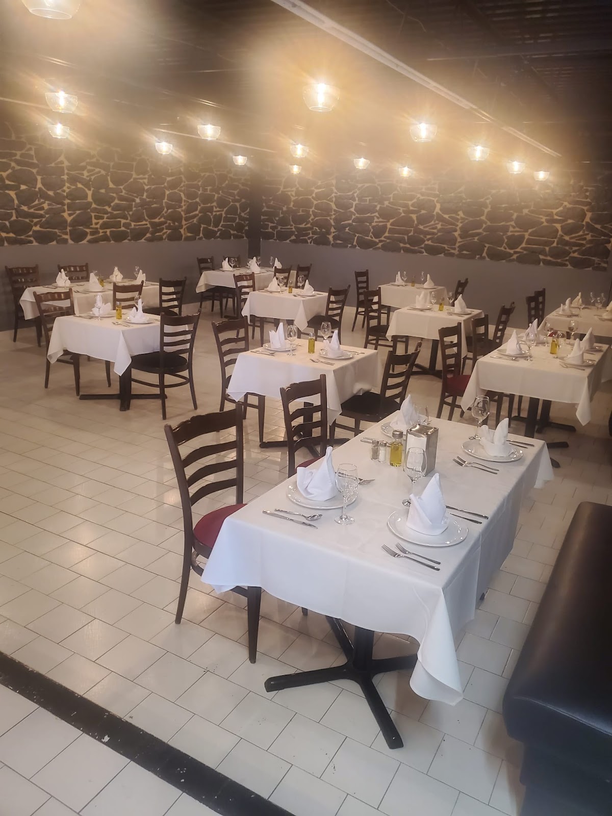 Photo of Voisin de la lune - 3675 Blvd. Saint-Martin O, Laval, QC H7T 1A7
