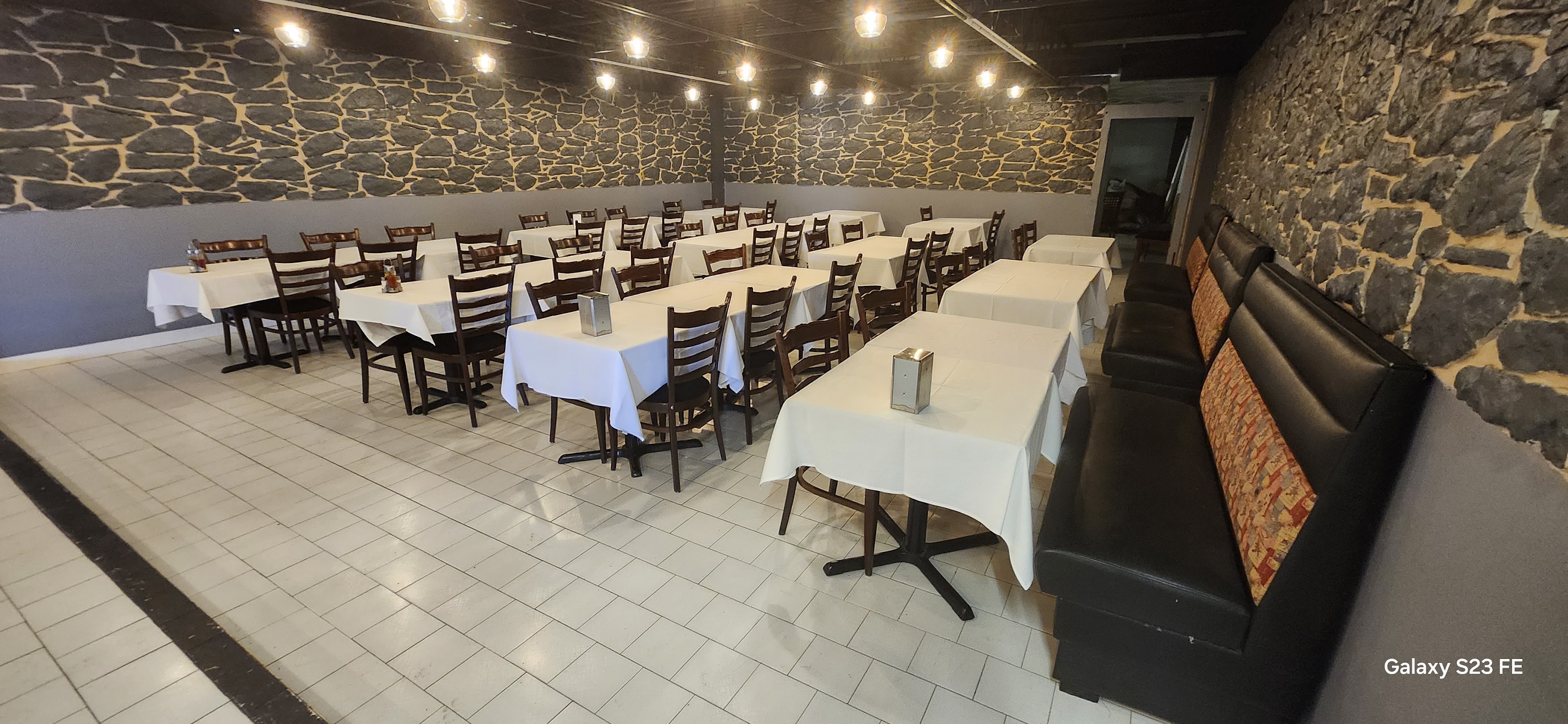 Photo of Voisin de la lune - 3675 Blvd. Saint-Martin O, Laval, QC H7T 1A7