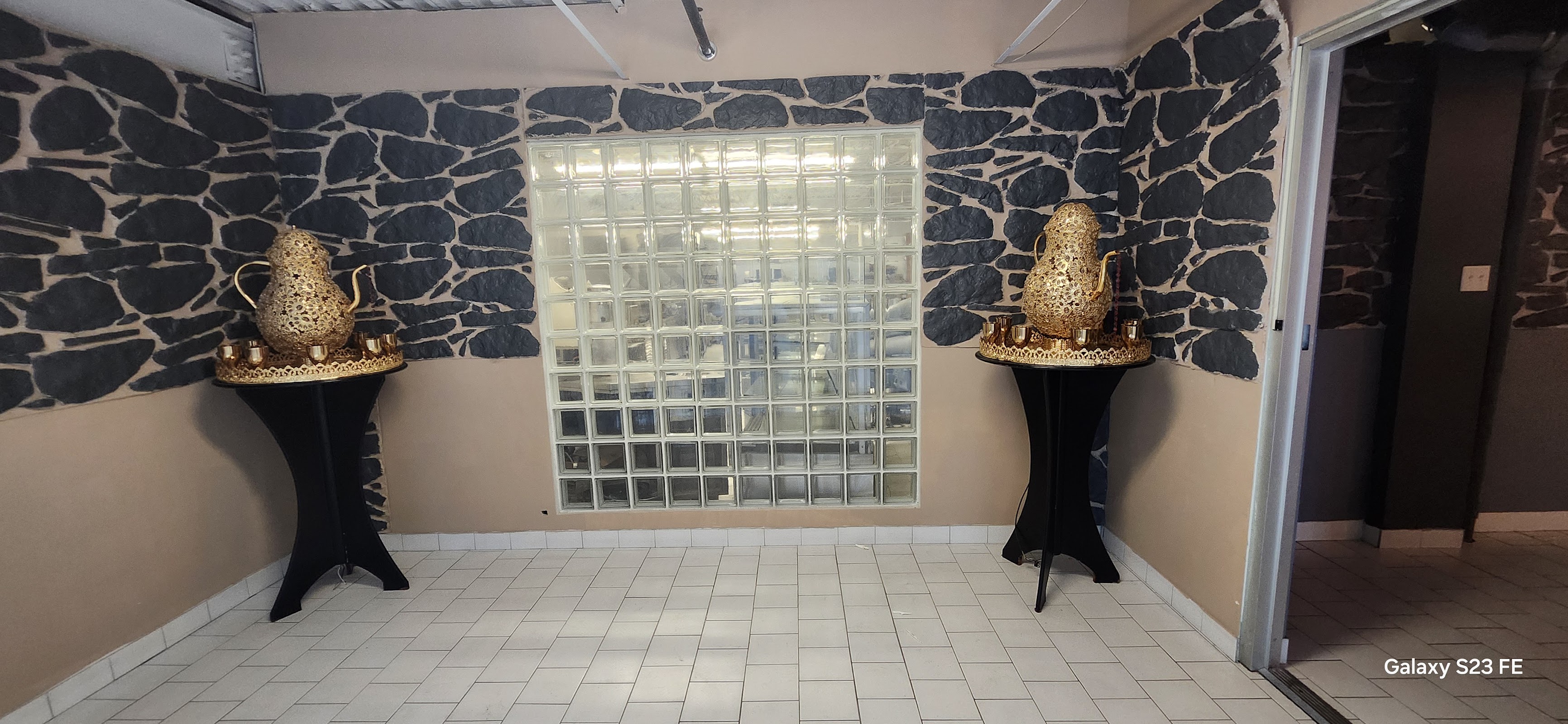 Photo of Voisin de la lune - 3675 Blvd. Saint-Martin O, Laval, QC H7T 1A7
