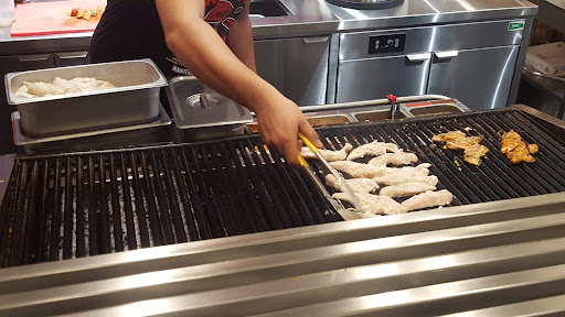 Photo of Poulet Rouge - 2450 Boul Laurier Entrée 4, Québec, QC G1V 2L1