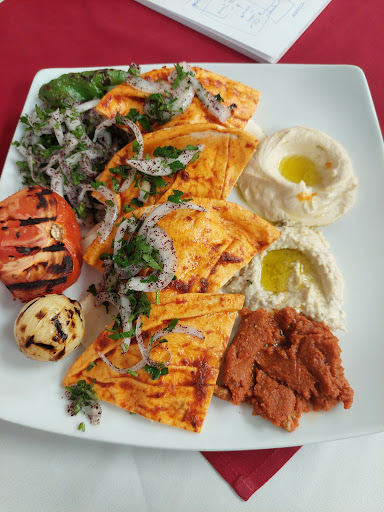 Photo of Al Mashhour Restaurant - Le Boulevard 165-800 Boulevard Chomedy Laval, Montreal, QC H7V 3Y4