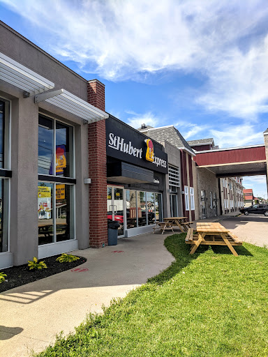 Photo of St-Hubert Express - 21 Bd de l'Anse, Roberval, QC G8H 1Z1