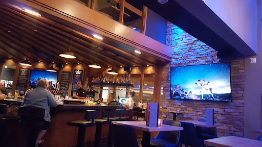Photo of Restaurant et bar St-Hubert - 60 Av. Québec, Rouyn-Noranda, QC J9X 6P9