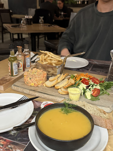 Photo of Restaurant-Bar le Mundial Saint-Raymond - 376 Rue St Joseph, Saint-Raymond, QC G3L 1J9