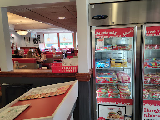Photo of Friendly's - 18 Pearson Blvd, Gardner, MA 01440