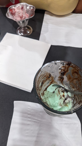 Photo of Friendly's - 562 N Main St, East Longmeadow, MA 01028