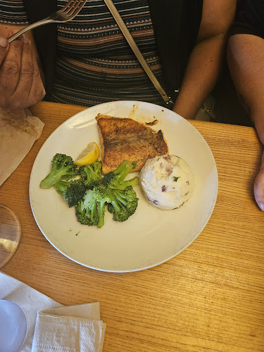 Photo of Applebee's Grill + Bar - 6 26th St W, Williston, ND 58801